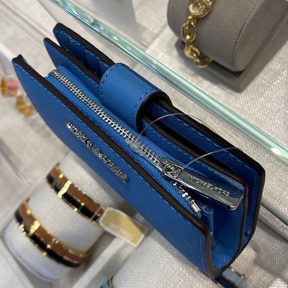 Michael Kors Medium Saffiano Leather Wallet
South Pacific
NWT - Picture 5 of 16